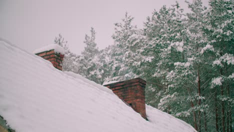 Ein-Roter-Backsteinschornstein-Auf-Dem-Dach-Eines-Hauses,-Das-Mit-Frischem-Schnee-Bedeckt-Ist