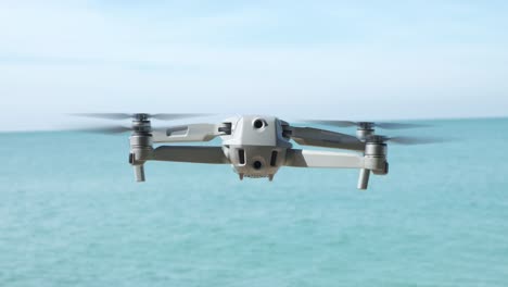 Drohne-Schwebt-über-Dem-Ozean-Mit-Blauem-Himmel