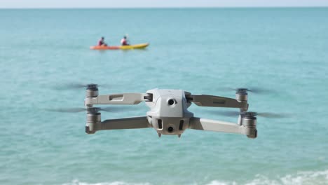 Drohne-Schwebt-An-Einem-Strand-Mit-Ozean-Im-Hintergrund
