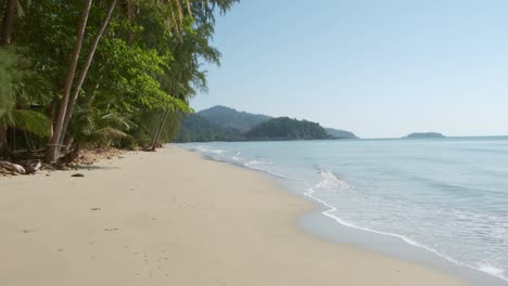Tropischer-Weißer-Sandstrand-Mit-Kleinen-Wellen-Und-Tropischen-Bäumen-Auf-Der-Insel-Koh-Chang