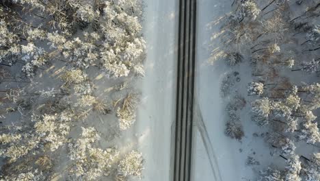 Straßen--Und-Baumdecke-Mit-Dickem-Schnee-Bei-Starkem-Schneefall-Im-Winter---Minus-20-Grad-Celsius-Kälte---Drohnenaufnahme-Aus-Der-Luft
