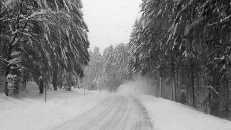 Schneepflug-Entfernt-Schnee-Von-Vereisten-Straßen-In-Deutschland
