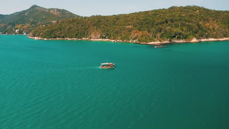 Luftaufnahme-Eines-Touristischen-Holzbootes-Auf-Wunderschönem-Türkisfarbenem-Meer-Und-Paradiesischer-Tropischer-Landschaft