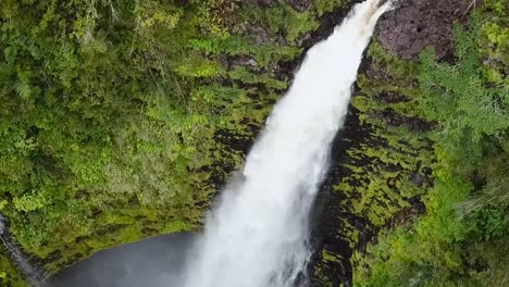 Drohne-Antenne-Nach-Oben-Schwenken-Nach-Links-Wasserfall-Wald-Hawaii