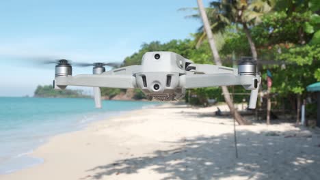 Drohne-Schwebt-An-Einem-Strand-Mit-Dschungel-Und-Ozean-Im-Hintergrund