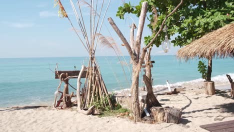 Geschlossene-Leere-Strandbar-Ohne-Leute,-Die-In-Thailand-Auf-Das-Meer-Blicken