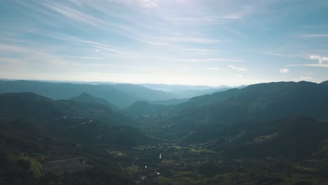 Drohnenantenne,-Hochwinkel-Weitblick-Auf-Die-Wunderschöne-Landschaft-Mit-Bergen-Und-Hügeln-In-Kolumbien