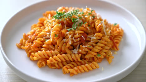 Pasta-En-Espiral-O-Espiral-Con-Salsa-De-Tomate-Y-Queso---Estilo-De-Comida-Italiana