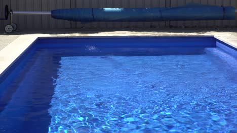 Pool-An-Einem-Sonnigen-Tag-Blaues-Wasser