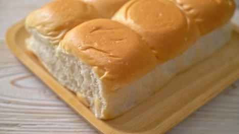 Bread-with-Thai-Pandan-Custard--on-plate