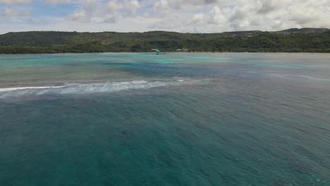 Drone-Disparó-Sobre-Agua-Azul-Clara-Frente-A-La-Isla-Tropical-De-Guam,-EE.UU.
