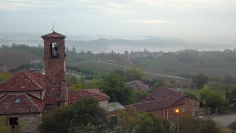 Luft-Kreist-über-Der-St.-Vittore-Kirche-In-Penango-In-Italien-An-Einem-Nebligen-Morgen