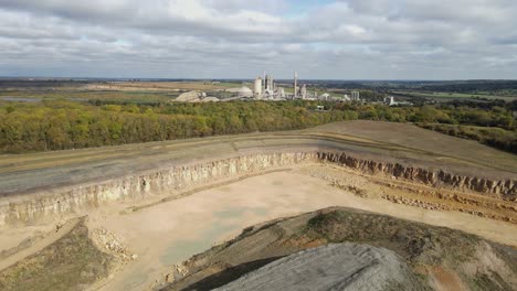 Kenton-Cement-Works-Drohnenansicht-über-Steinbruch-Mit-Fabrik-Im-Hintergrund