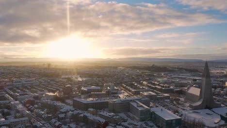 Luftaufnahme-Der-Kirche-Hallgrimskirkja-In-Reykjavik-In-Island-An-Einem-Verschneiten-Tag