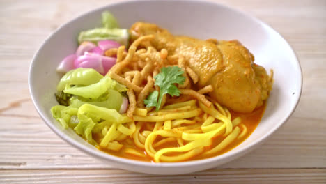 Sopa-De-Curry-De-Fideos-Del-Norte-De-Tailandia-Con-Pollo---Estilo-De-Comida-Tailandesa