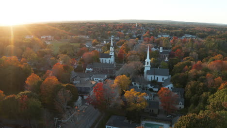 Drohne-Fliegt-über-Aufnahmen-Bei-Sonnenuntergang-über-Kirchen-In-Yarmouth,-Maine,-Usa