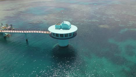 Drohne-Umkreist-Das-Unterwasserobservatorium-Fish-Eye-In-Guam-Usa
