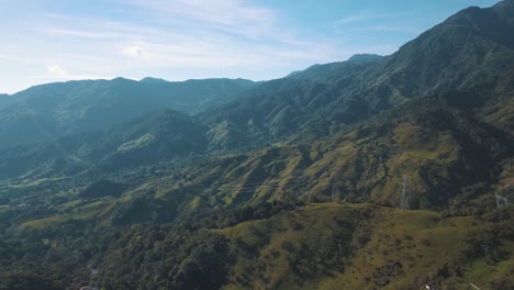 Landschaftsansicht-Von-Grünen-Bergen-Und-Hügeln-In-Kolumbien---Drohnenluftaufnahme