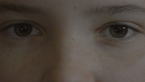 Nahaufnahme-Eines-Jungen-Mädchens-Mit-Braunen-Augen