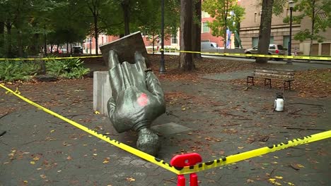 ABRAHAM-LINCOLN-STATUE-TOPPLED-IN-PORTLAND-OREGON-FROM-RIOT
