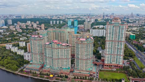 Luftaufnahme-Einer-Gruppe-Moderner-Stilisierter-Wolkenkratzer-Im-Stadtgebiet-Neben-Dem-Fluss,-Moskau,-Russland