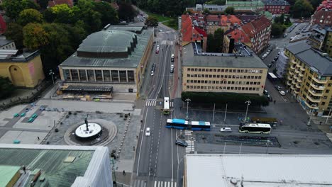 Vehículos-Y-Tranvías-Que-Viajan-Por-La-Carretera-De-La-Ciudad-Cerca-De-La-Sala-De-Conciertos-De-Gotemburgo-Y-La-Estatua-De-Poseidón-En-Gotaplatsen-En-El-Centro-De-Gotemburgo,-Suecia