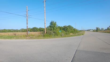 Pov-Conduciendo-En-Una-Carretera-Pavimentada-A-Través-De-La-Zona-Rural-De-Iowa-En-Un-Día-Soleado