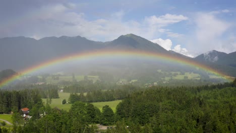 Antenne-Des-Schönen-Regenbogens-Mit-Bunten-Streifen-über-Idyllischer-Natur