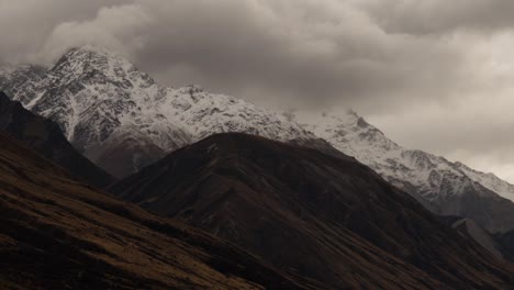 Paisaje-De-La-Temporada-De-Otoño-De-Nueva-Zelanda-Con-Montañas-Durante-La-Lluvia,-Con-Nubes-Moviéndose-Rápido-En-Las-Montañas