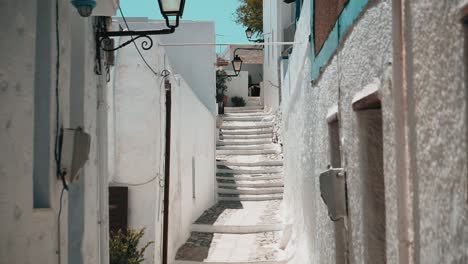 Clip-De-Un-Pequeño-Camino-Tradicional-Entre-Casas-En-Una-Isla-Griega