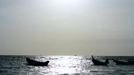 Tropische-Fischerboote,-Die-Während-Eines-Inselsonnenuntergangs-Am-Ufer-Festgemacht-Sind