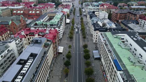Wenige-Autos-Und-Straßenbahnen-Fahren-Auf-Der-Straße-Von-Avenyn---Hauptboulevard-Von-Göteborg,-Umgeben-Von-Den-Typischen-Gebäuden-In-Schweden