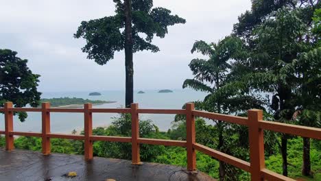 Zu-Fuß-Zum-Zaun-An-Einem-Malerischen-Aussichtspunkt-Mit-Inseln-Im-Ozean-Auf-Der-Insel-Koh-Chang,-Thailand,-Asien