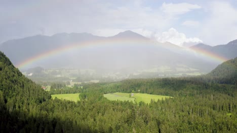 Luftaufnahme-Des-Bunten-Regenbogens-über-Der-Schönen-Landschaft-Und-Den-Bergen