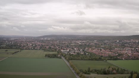 Stimmungsvolle-Drohnenluftaufnahme-Von-Göttingen-In-Deutschland-Im-Spätherbst-In-Wunderschönen-Orangen-Und-Gelben-Farben