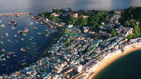 Luftaufnahme-über-Dem-Sonnigen-Friedlichen-Cheung-Chau-Island-Hong-Kong-Harbour-Village-Waterfront