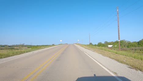 Pov-Conduciendo-En-Una-Carretera-Rural-Pavimentada-A-Través-De-La-Zona-Rural-De-Iowa
