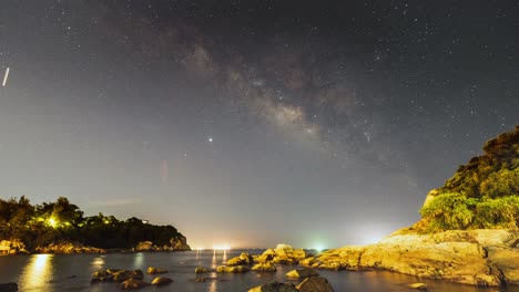 Cheung-Chau-Brillante-Playa-Desierto-Debajo-De-La-Vía-Láctea-Iluminada-Cielo-Nocturno-Estrellas-Fugaces-Hong-Kong