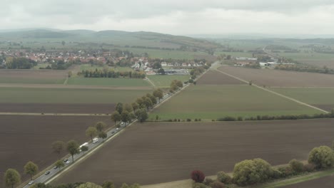 Drohnenaufnahmen-von-Northeims-umliegenden-Feldern,-Niedersachsen,-Deutschland,-Europa
