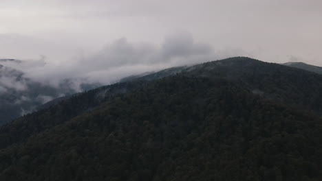 Vista-Aérea-Cinematográfica-De-La-Cima-De-Una-Montaña-Con-Niebla-Y-Nubes-De-Vapor-4k