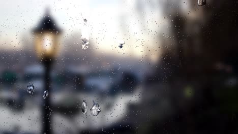 Regentropfen-Auf-Fenstern,-Unscharfer-Hintergrund-Im-Winter-Mit-Einer-Straßenlaterne