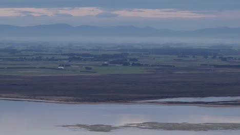Neuseeland-plateau-Mit-Ozean--Und-Himmelreflexion-Während-Des-Sonnenuntergangs