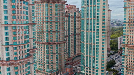 Luftaufnahmen-Neben-Einer-Gruppe-Moderner-Stilisierter-Wolkenkratzer-Im-Stadtgebiet,-Moskau,-Russland