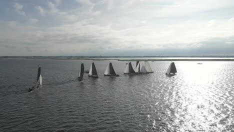 Sneek,-Niederlande-Eine-Große-Gruppe-Von-Segelbooten-Vor-Dem-Start-Eines-Rennens-Auf-Dem-Sneekermeer