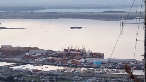 Ein-Neuseeländischer-Industriehafen-Während-Des-Sonnenuntergangs