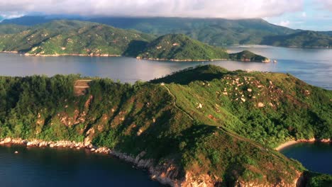 Wunderschöne-Cheung-Chau-üppige-Berginsel-Dichte-Küstenwildnis-Antenne-Rechte-Bahn-über-Ruhige-Szene