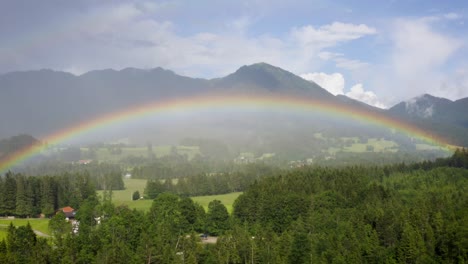 Bunte-Streifen-Des-Schönen-Regenbogens-In-Der-Wunderbaren-Berglandschaft