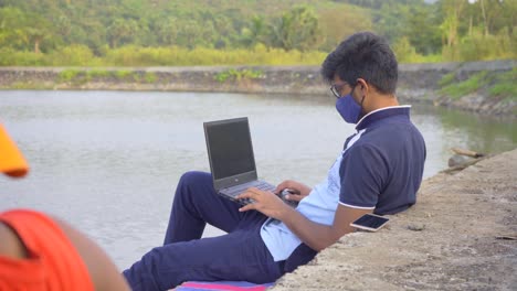 Fernarbeit-Vom-Laptop-Waring-Mask-Standort-Am-See-Indien-Neue-Normalität