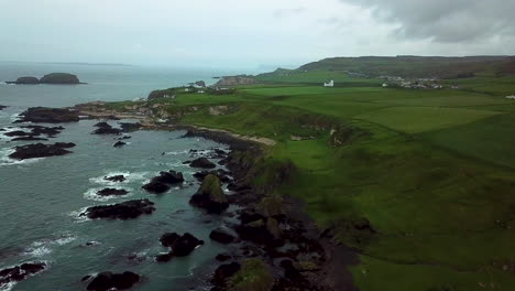 Filmische-Luftaufnahme-Der-Felsigen-Küste-In-Nordirland