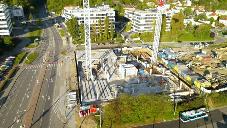 Leere-Straße-In-Der-Nähe-Der-Baustelle-Mit-Turmdrehkranen-In-Der-Stadt-Gdynia-In-Polen